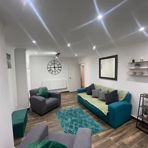 https://new-stylish-windsor-home-parking-netflix-family-holiday.brighton-hotels-england.com